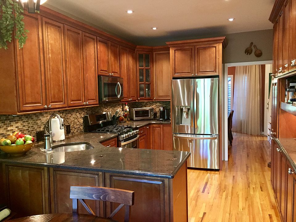 1st image of 33 Leonard Ter #87