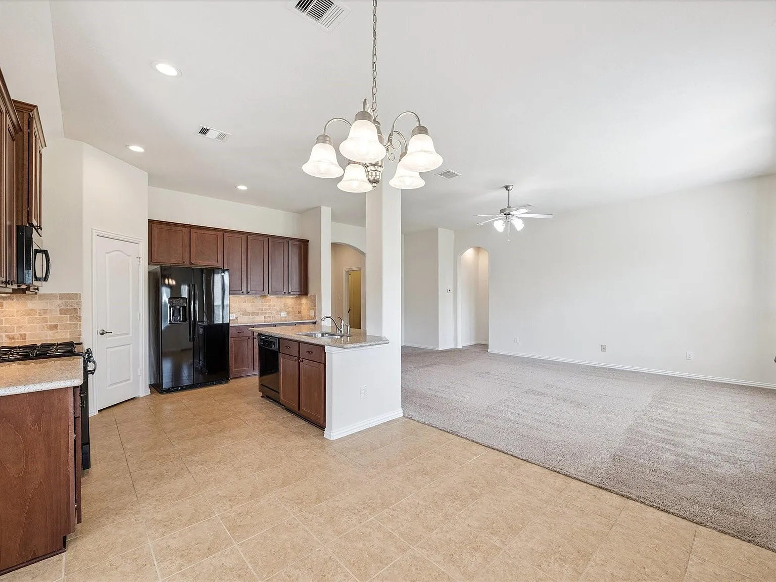 3 bed, 2.0 bath, 1615 sqft, $2,300 — Photo 3