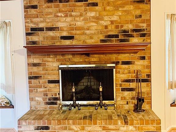 3rd image of 928 Meadowview Dr