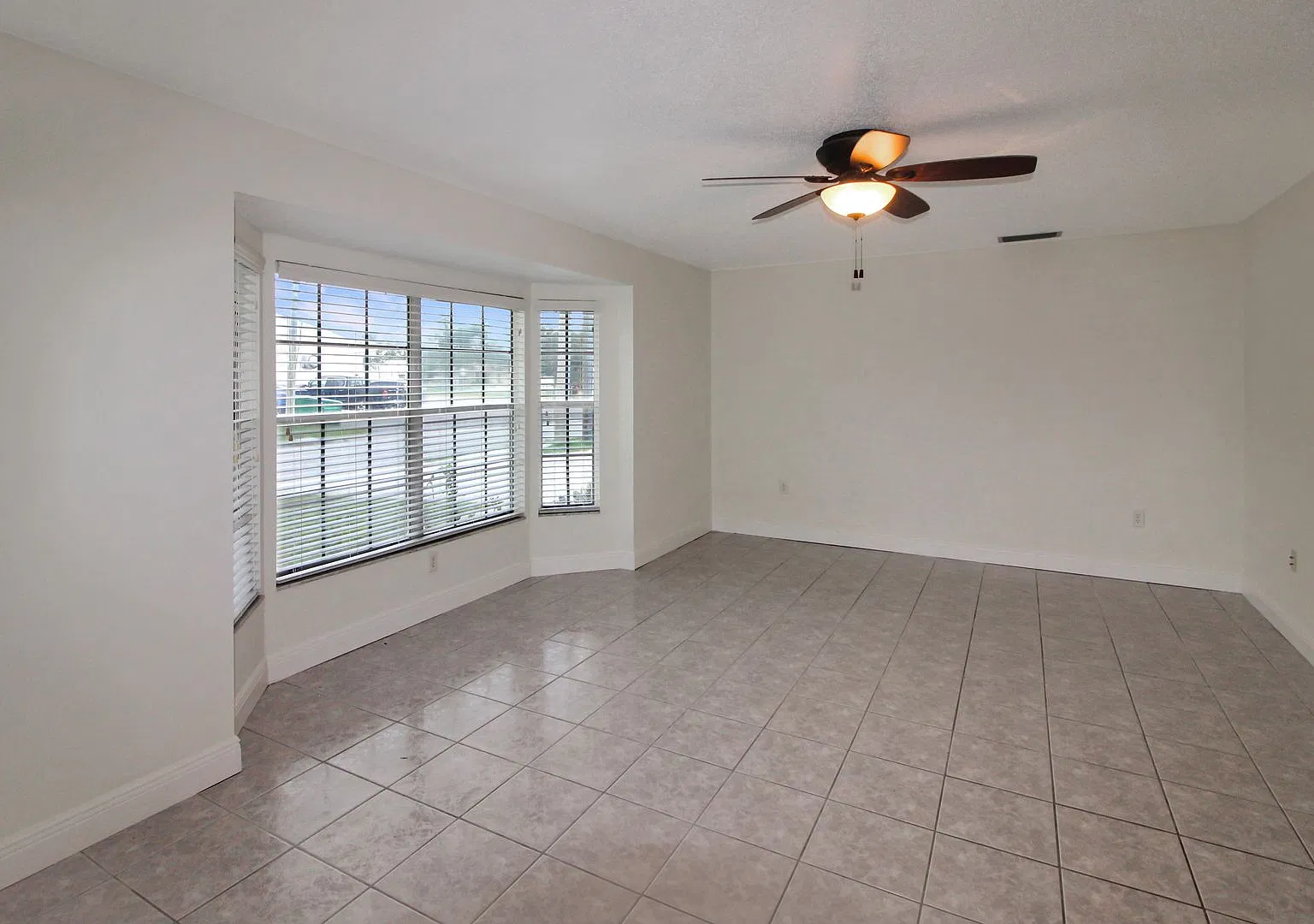 Venice Gardens Annual Home for Rent — Photo 3