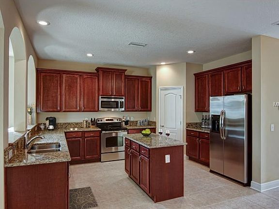 3rd image of 2827 Shelton Ave