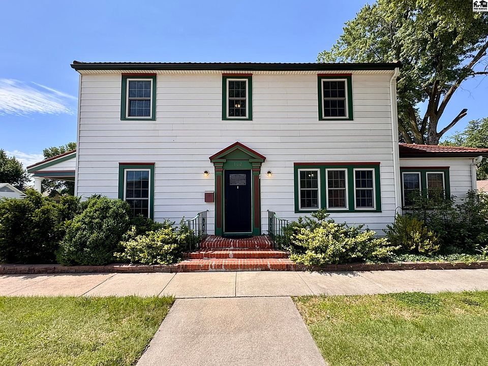 1st image of 102 W Lyon St