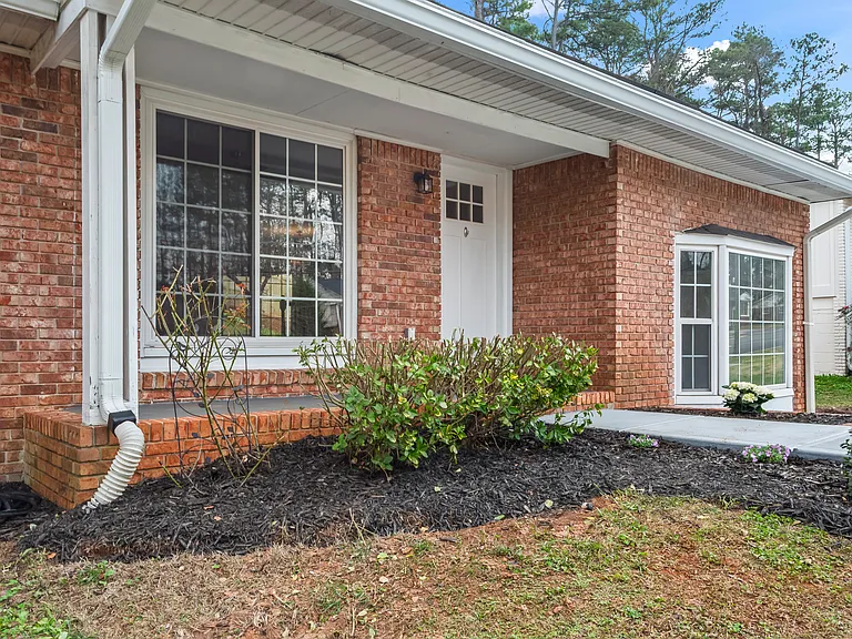 2465 Spring Dr SE — Photo 3