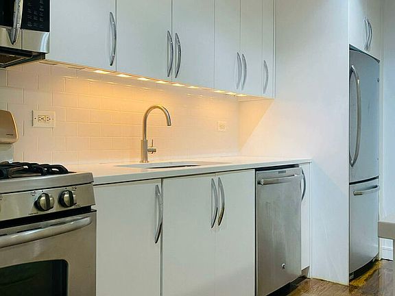 3rd image of 17 S William St #5