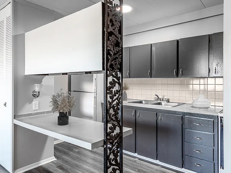 Alphada Place Apartments — Photo 10