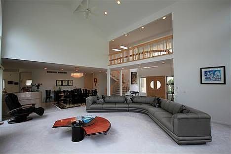 5th image of 4694 S Valleyview Rd