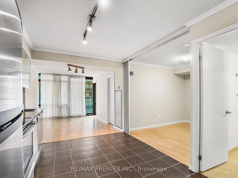 37 Grosvenor St #610 — Photo 5
