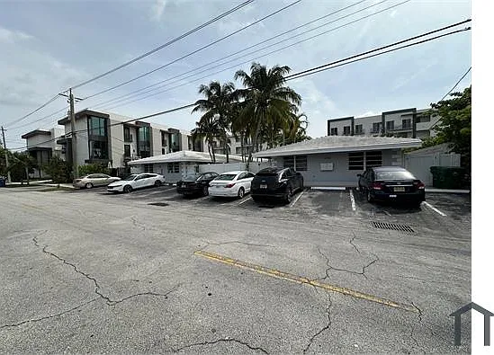 1030 N Victoria Park Rd — Photo 10