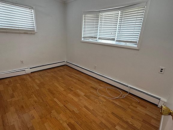 4th image of 50 Hearth Ln
