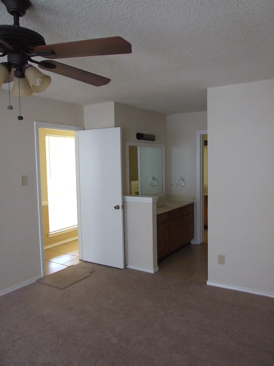 Building Photo - 6854 S Creek Dr