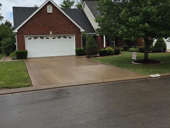Garage has side entrance