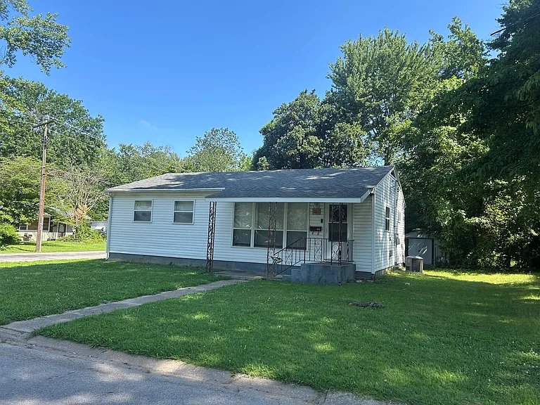 914 W Pecan St — Photo 1