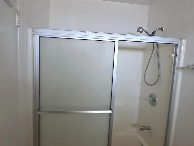 2657 Lakeshore Blvd #6 — Photo 2