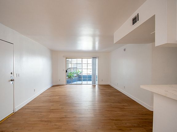 5th image of 11030 Hartsook St #114