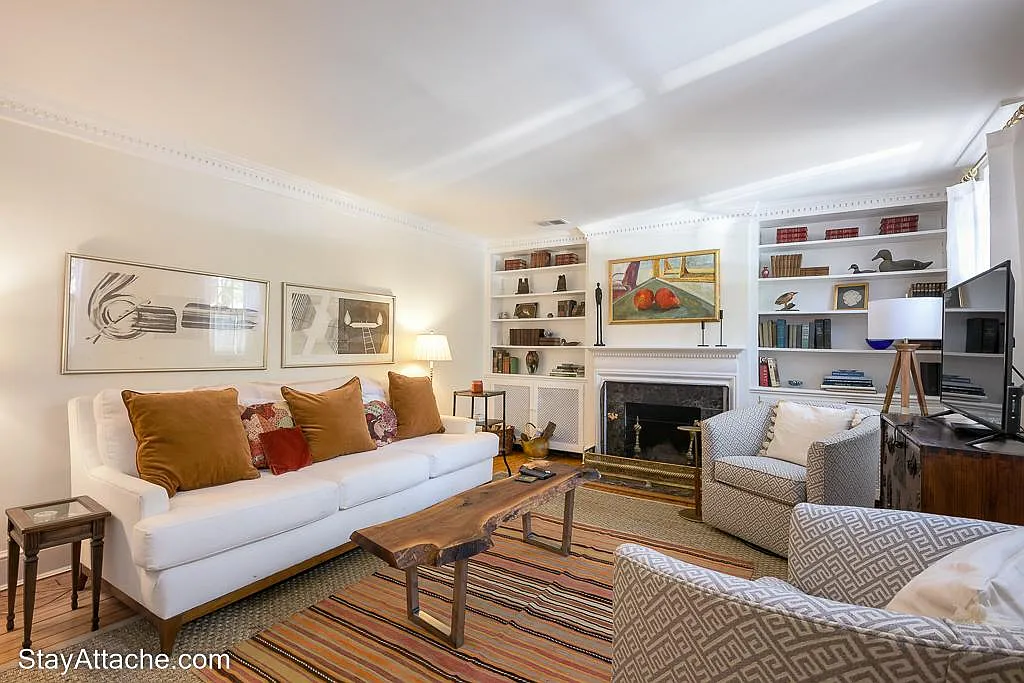 3 bed, 2.5 bath, 1700 sqft, $7,050 — Photo 1