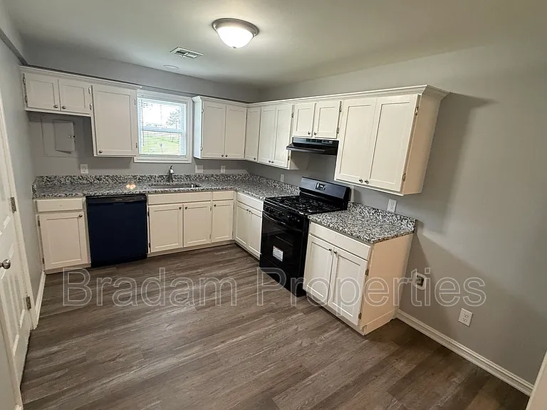 402 S Cedar St — Photo 2