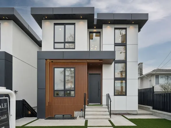 6362 Curtis St #2, Burnaby, BC V5B 2A5