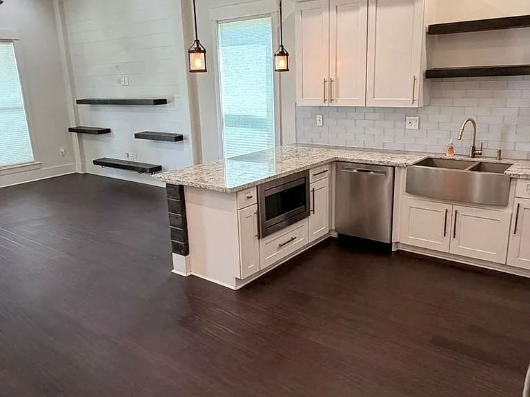 2708 Burns St — Photo 3