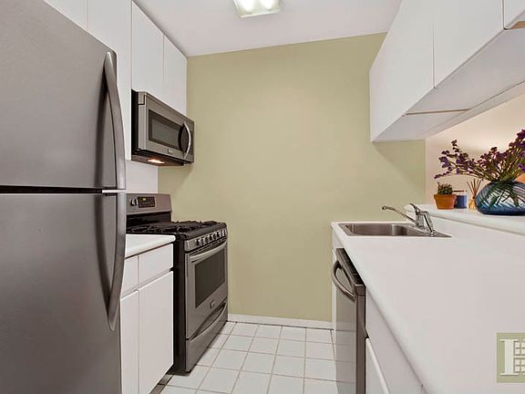 2nd image of 215 W 95th St APT 3L