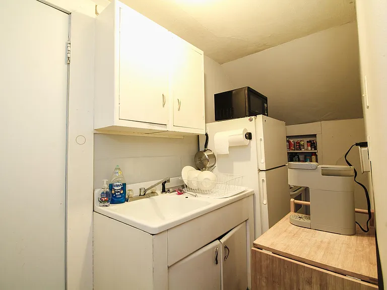 Whitney Ave — Photo 10