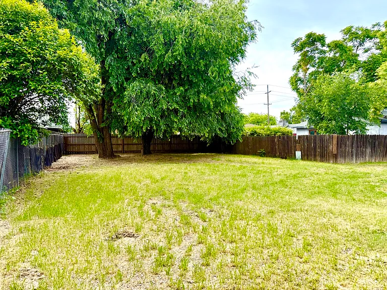 1230 E 8th St — Photo 3