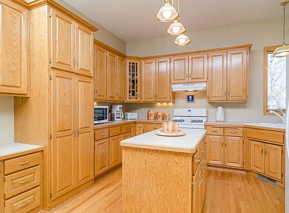 4th image of 8984 Stratford Ct N