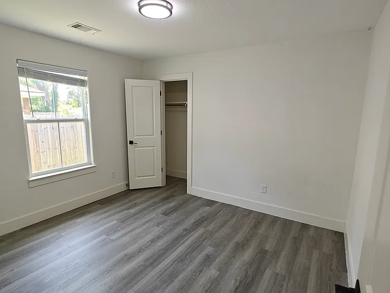 1321 Franklin Ave — Photo 4