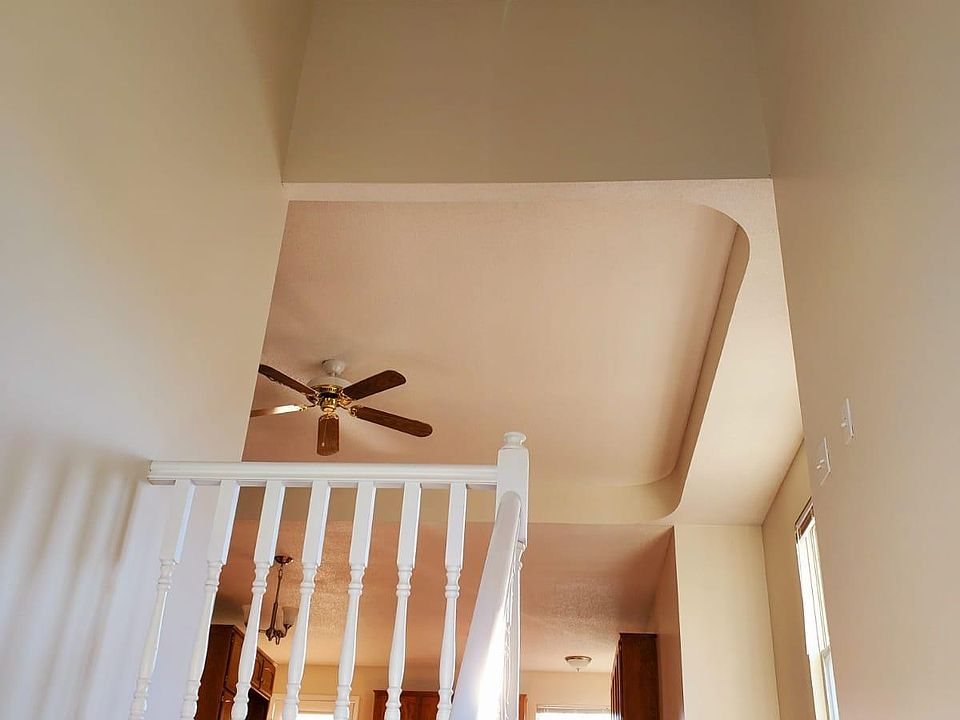 Entrance: High/Vaulted Ceiling