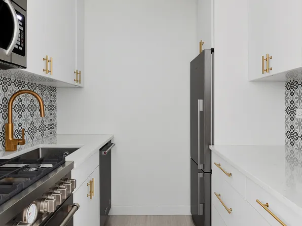 200 East 24th Street image 4 of 6