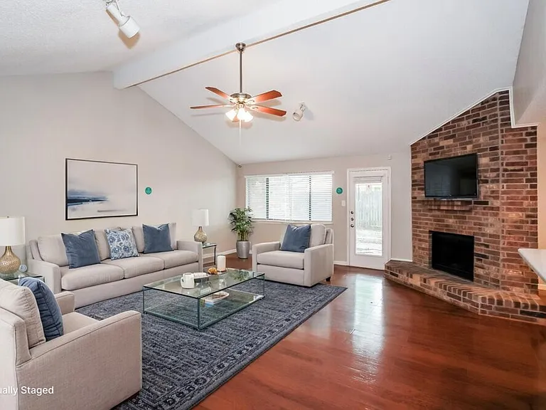 2614 Berkshire Ln — Photo 3