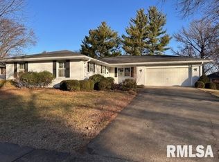 6 Ivywood Dr, Jacksonville, IL 62650
