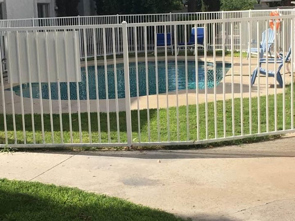 1st image of 444 W 6th Pl APT 207