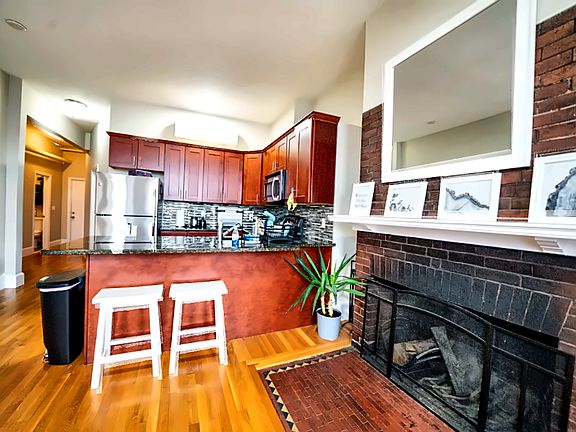 4th image of 39 Bay State Rd APT 4