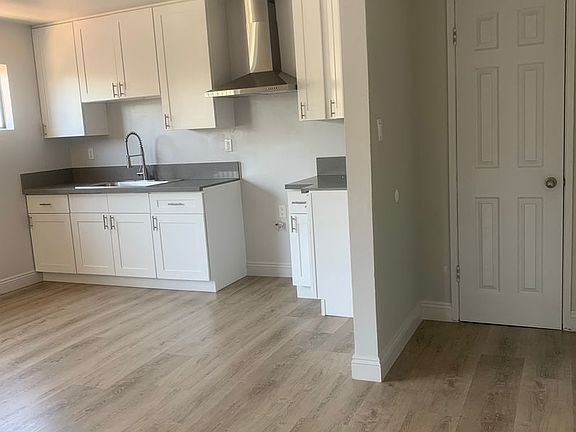 4th image of 1209 W 39th Pl APT 207