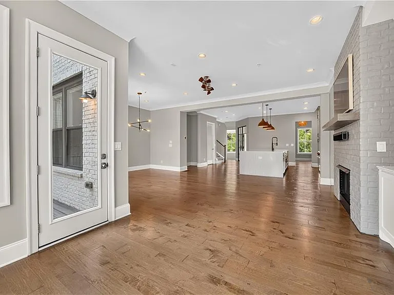 124 W Wieuca Rd NE — Photo 8