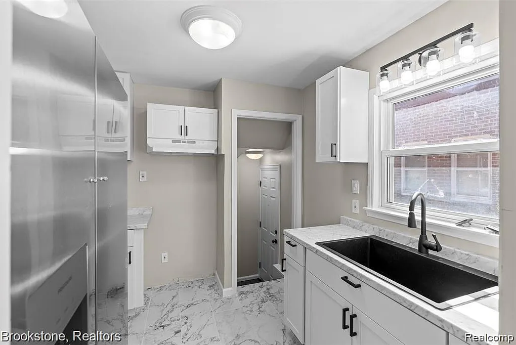 3 bed, 1.0 bath, 1673 sqft, $1,900 — Photo 4