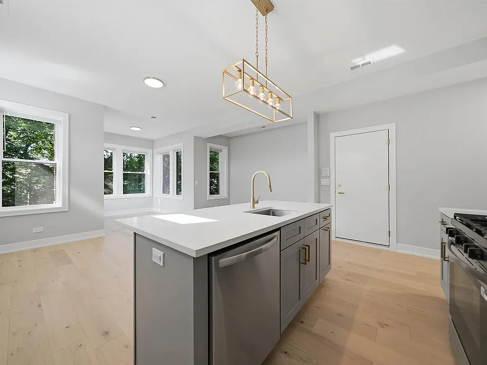 2442 W Wilson Ave #2