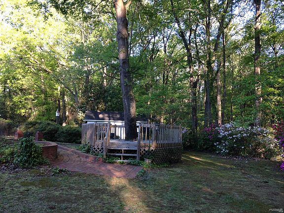 Beautiful deck, outdoor sitting area!