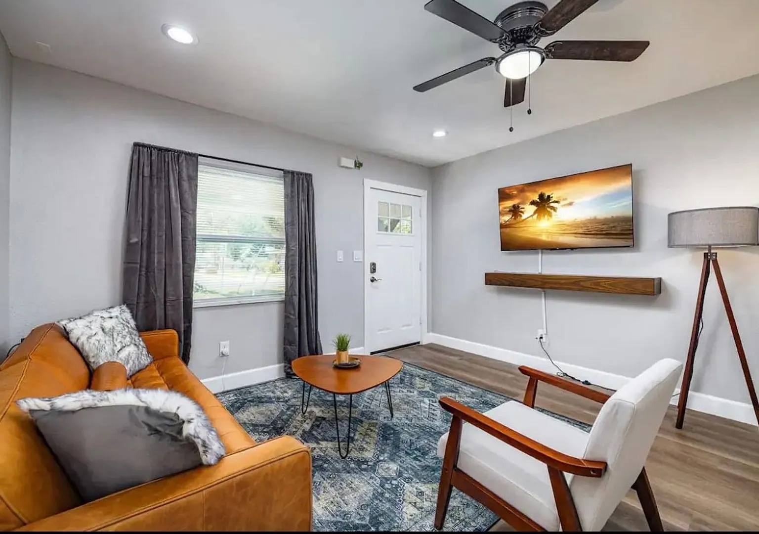 Beautiful Updated 3 Bedroom Largo Home with Fenced Yard - Great Location! — Photo 3