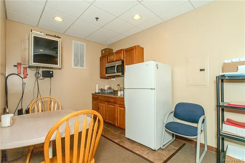 Studio, 13600 sqft, $2,400 — Photo 3
