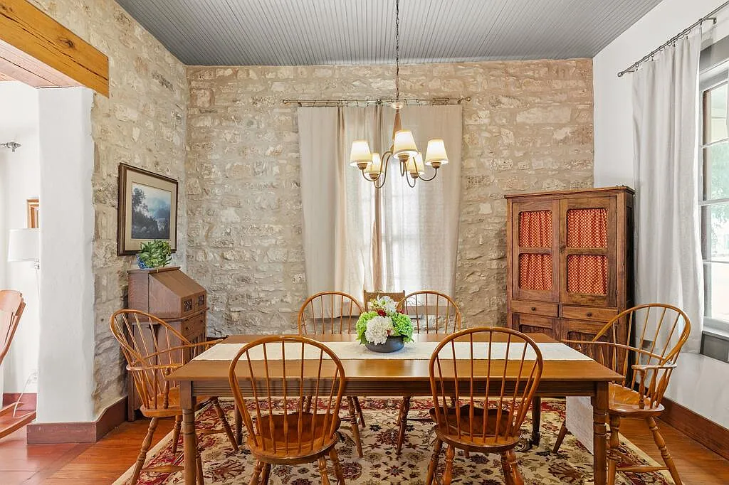 3 bed, 2016 sqft, $3,200 — Photo 4