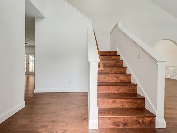 3rd image of 1305 Meadowbrook Dr