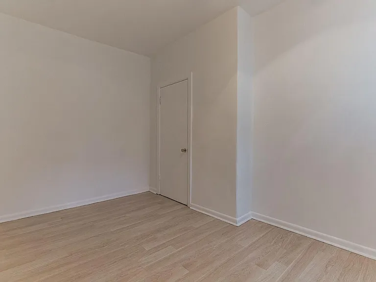 Middle bedroom