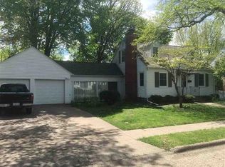 917 Jones St, Bettendorf, IA 52722