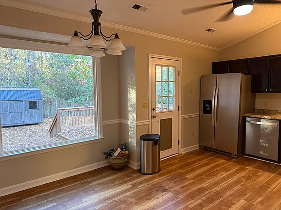 4th image of 904 River Hill Dr