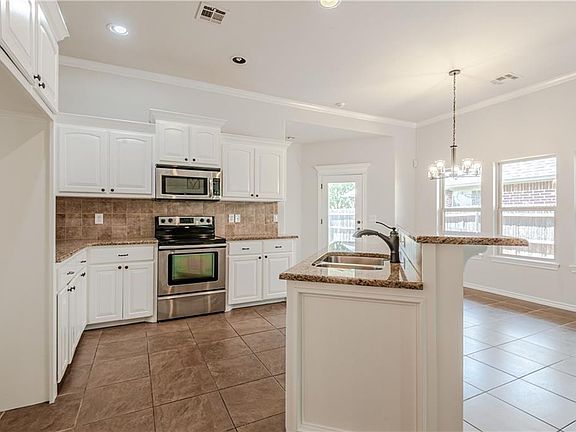 4th image of 14117 Oxford Dr