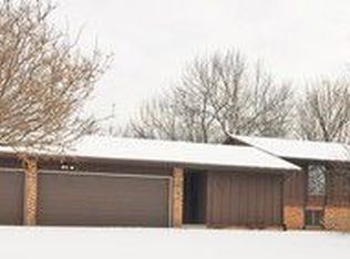 128 Cutter Ln, Lake Barrington, IL 60010
