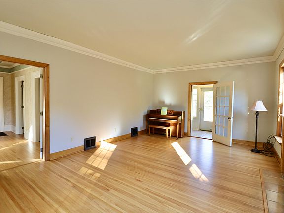 3rd image of 2331 W Saint Lawrence Ave