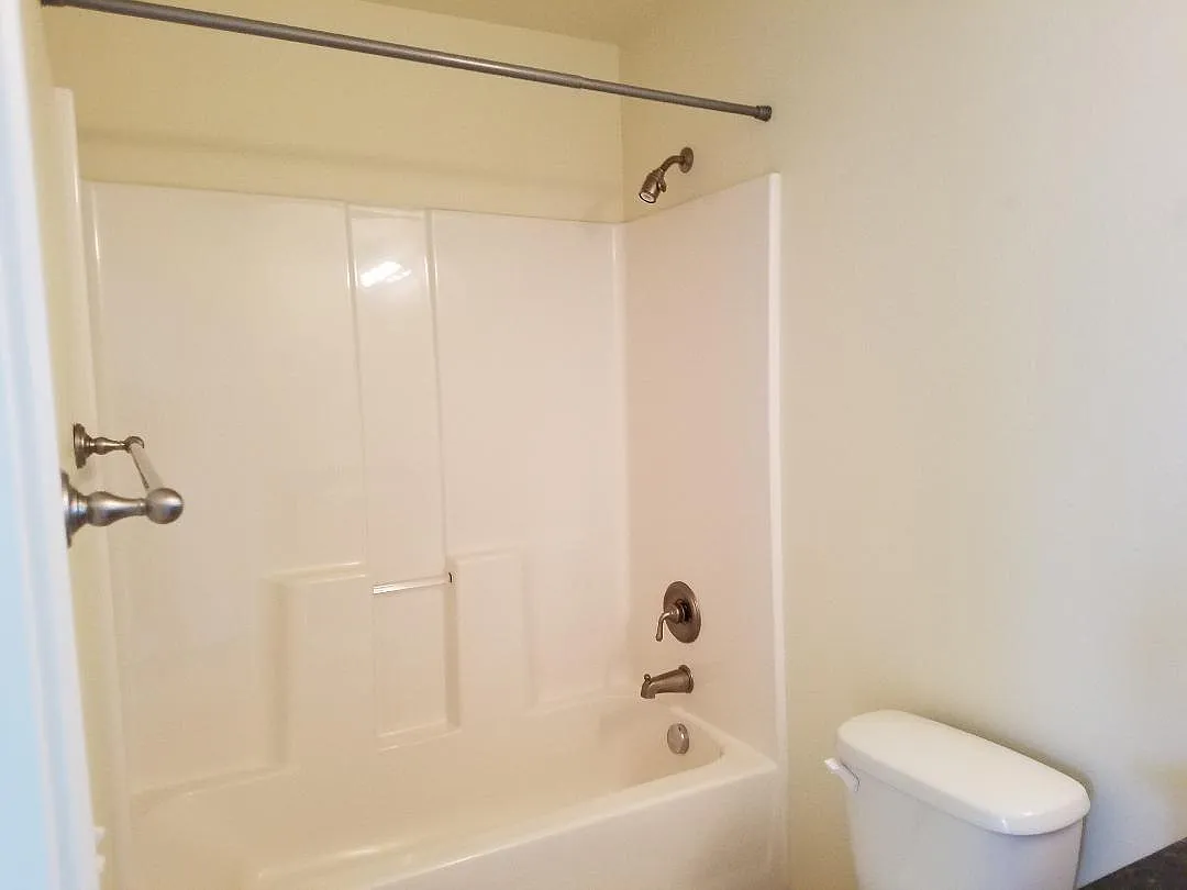 3 bed, 1300 sqft, $800 — Photo 3