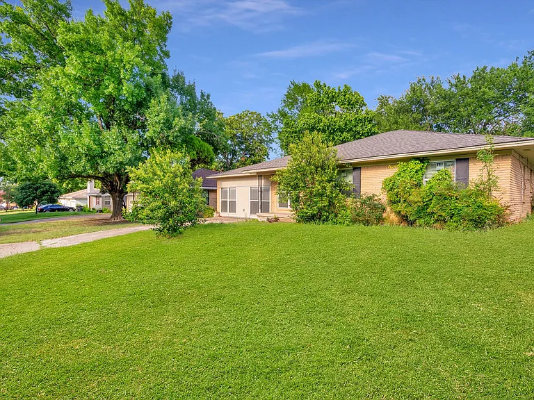 406 N Bonham Dr — Photo 4